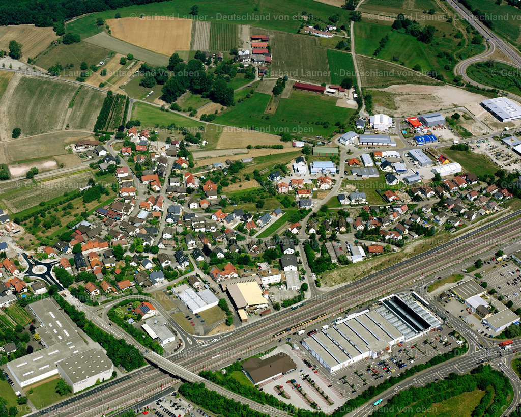 2526171 | KARTUNG 01.08.2005 Ortsansicht der Straßen und Häuser der Wohngebiete in Kartung im Bundesland Baden-Württemberg, Deutschland. // Town View of the streets and houses of the residential areas in Kartung in the state Baden-Wuerttemberg, Germany. Foto: Gerhard Launer