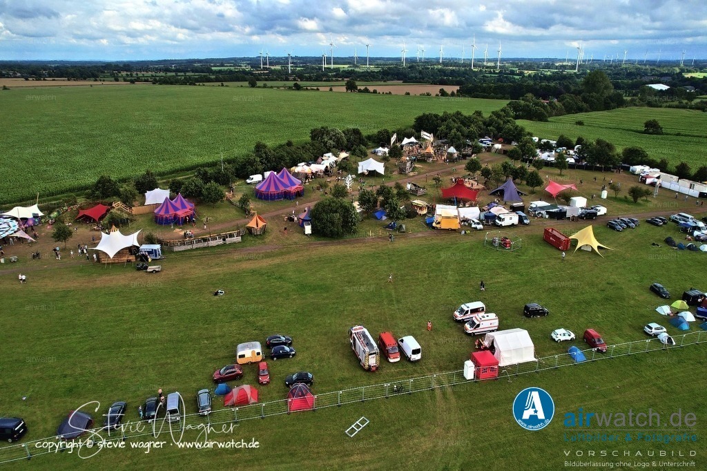 Bachblyten® Festival 2023 | Entdecken Sie atemberaubende Luftbilder und Fotografien auf airwatch.de - Tauchen Sie ein in eine Welt voller faszinierender Aufnahmen aus der Vogelperspektive.