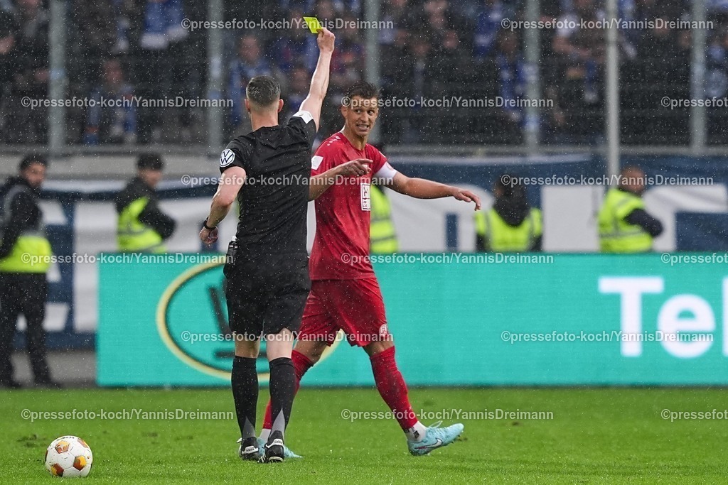 xYDR24052501090 | 24.05.2025, xydrx, Fußball, Finaltag der Amateure, Finale Niederrheinpokal, MSV Duisburg - Rot-Weiss Essen, Schauinsland-Reisen Arena: Martin Ulankiewicz (Schiedsrichter) zeigt Michael Schultz (Rot-Weiss Essen #4) die Gelbe Karte