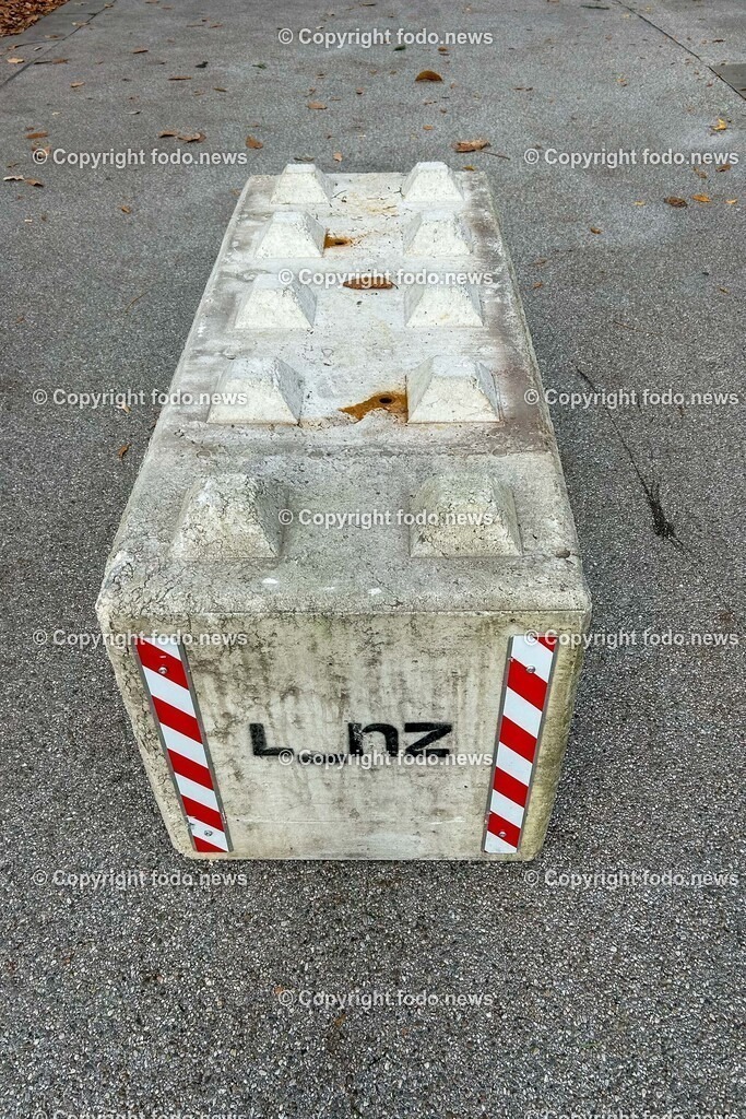 Linz_ Weihnachtsmarkt_ Terrorschutz_ 19.11.2025-7 | 19.11.2025, LINZ, AUT, Weihnachtsmarkt, im Bild Themenbild, Betonbarrieren, Betonblock, Terrorschutz, Hauptplatz, Stadt, L_nz, Sicherheit, Fußgaengerzone, Weihnachtsmarkt, Huetten, Winter, Absperrung, Verkehrsschutz, oeffentlicher Platz, Menschen, urban, Feature, Symbolbild