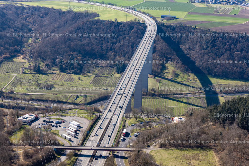 Luftbilder Winningen-9896 | Luftbildfotografie Streckenführung und Fahrspuren im Verlauf der Autobahn- Brücke der BAB A" Moseltalbrücke " an der Straße Moseltalbrücke BAB A61 in Winningen im Bundesland Rheinland-Pfalz, Deutschland - Realisiert mit Pictrs.com