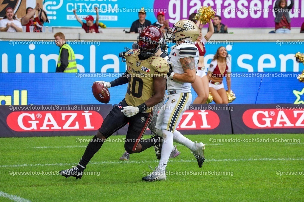xSSC27072501006 | 27.07.2025, xsscx, American Footballl, Rhein Fire - Berlin Thunder, EFL, Schauinsland-Reisen-Arena, Saison 2025: Wide Receiver Harlan Kwofie (10) von Rhein Fire l‰uft  zum Touchdown zum 52:0.