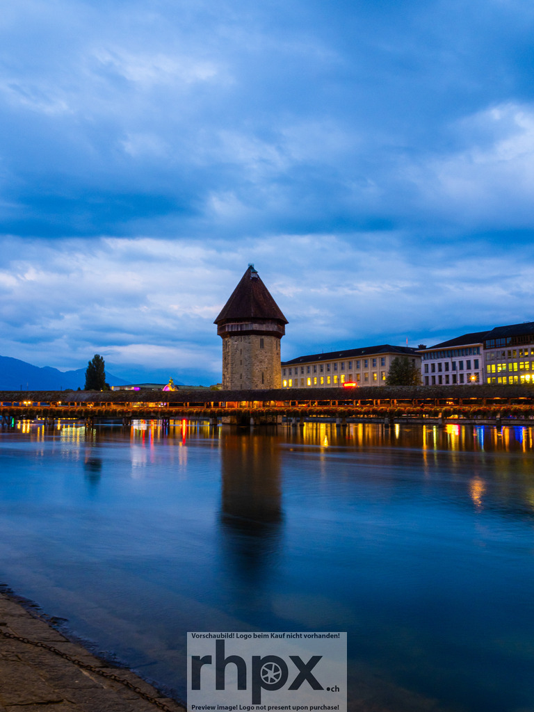 Kapellbrücke | Stimmungsvolle Fotokunst aus Luzern. Erlebe den Pilatus, den See und die Stadt Luzern in exklusiven Aufnahmen in der Fotogalerie & Shop. - Realisiert mit Pictrs.com