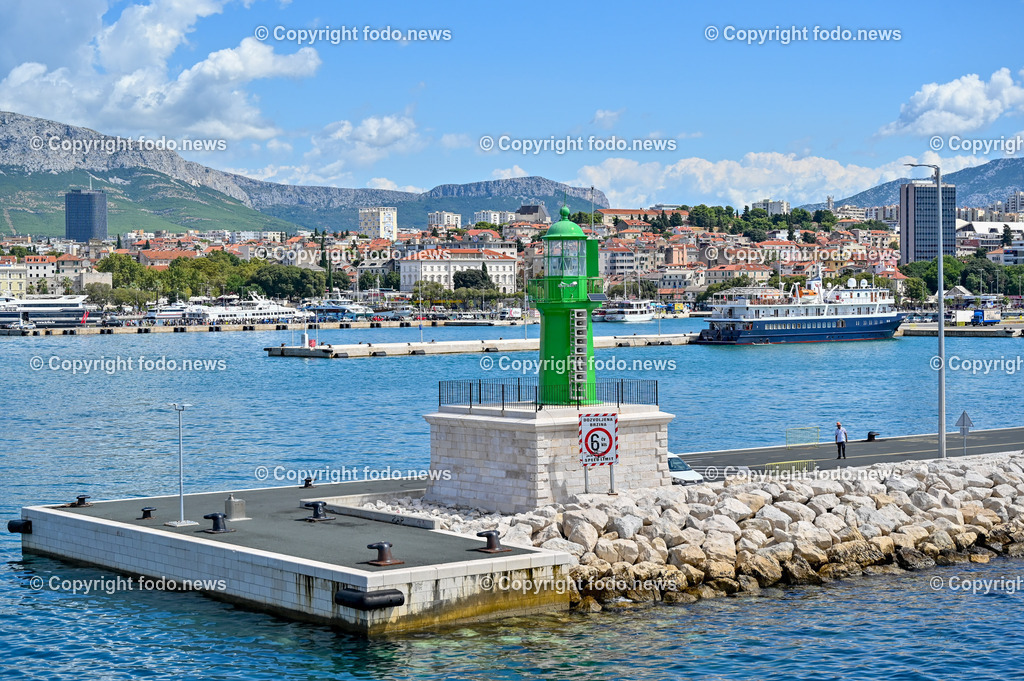 Kroatien_ Bra__ Split_ Faehre_ 09.08.2023-58 | 09.08.2023, Kroatien, HRV, Split, Gespanschaft Split-Dalmatien im Bild Hafeneinfahrt von Split (zweitgroesste Stadt in Kroatien), Hafen, Leuchtturm