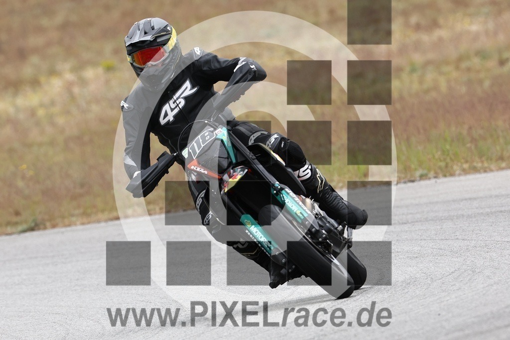 0118-20240511_00557 | Schöne Erinnerungen an spannende Momente - das festzuhalten ist unser Job. PIXELrace.de ist seit 2003 auf den Rennstrecken Europas unterwegs um die Action draußen beim Fahren und die wunderbare Stimmung imm Fahrerlager für euch einzufangen.