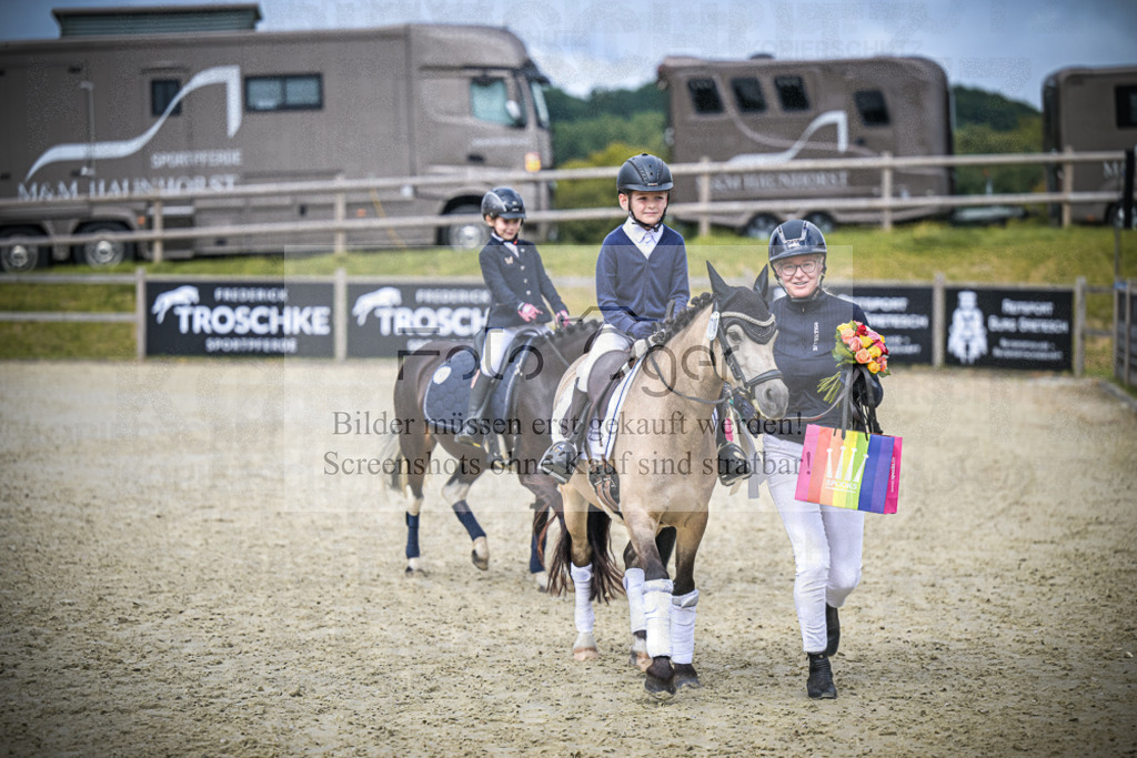 DOS_0441 | Entdecke hochwertige Reitturnierfotos von Foto Oger. Professionell, emotional und authentisch – jetzt Lieblingsmomente im Shop bestellen.Deutschlandweite Turnierfotografie. - Realisiert mit Pictrs.com