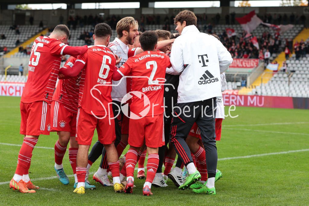 FC Bayern Amateure - FC Wuerzburger Kickers | DIe Bayern jubeln ueber den Siegtreffer von Yusuf KABADAYI (FCB #7)