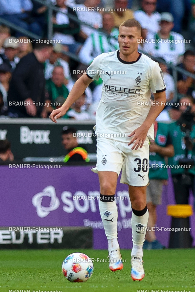 Borussia Mönchengladbach vs Hamburger SV - Bundesliga  | Mönchengladbach, Deutschland, 24.08.25:   Nico Elvedi (Borussia Mönchengladbach) in Aktion am Ball, Einzelaktion waehrend des Spiels der Bundesliga zwischen Borussia Mönchengladbach vs Hamburger SV im Stadion im Borussia Park(Foto von Brauer-Fotoagentur / Adrian Schlueter)