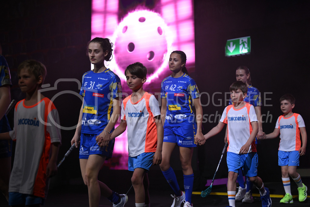 Kloten-Dietlikon Jets vs Skorpion Emmental Zollbrück - 15. April 2023 | 15.04.2023, Kloten, stimo arena, Swiss Unihockey Superfinal Frauen: Kloten-Dietlikon Jets - UHV Skorpion Emmental, Marcia Wick (#31 Kloten-Dietlikon Jets) und Esther Jeyabalasingam (#42 Kloten-Dietlikon Jets) mit Einlaufkids. - Realisiert mit Pictrs.com