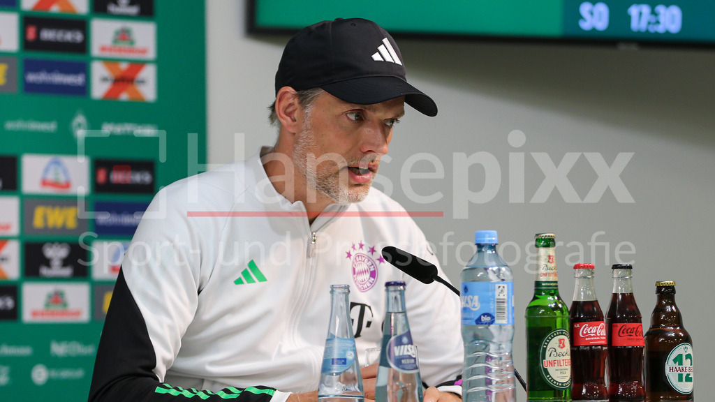 Fussball, Bundesliga, SV Werder Bremen - FC Bayern München | v.li.: Thomas Tuchel (Trainer, Cheftrainer, FC Bayern München) während der Pressekonferenz, DIE DFL-RICHTLINIEN UNTERSAGEN JEGLICHE NUTZUNG VON FOTOS ALS SEQUENZBILDER UND/ODER VIDEOÄHNLICHE FOTOSTRECKEN. DFL REGULATIONS PROHIBIT ANY USE OF PHOTOGRAPHS AS IMAGE SEQUENCES AND/OR QUASI-VIDEO.