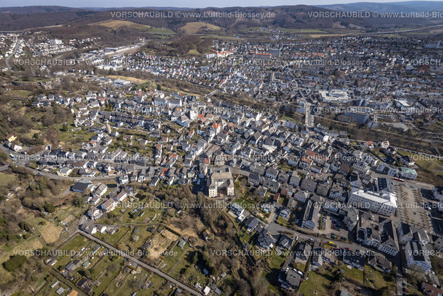 HB-Arnsberg220302122 | Luftbild, Altstadt mit Fachwerkhäusern und Stadtkapelle St. Georg, im Vordergrunfd das Verwaltungsgericht Arnsberg, Arnsberg, Sauerland, Nordrhein-Westfalen, Deutschland