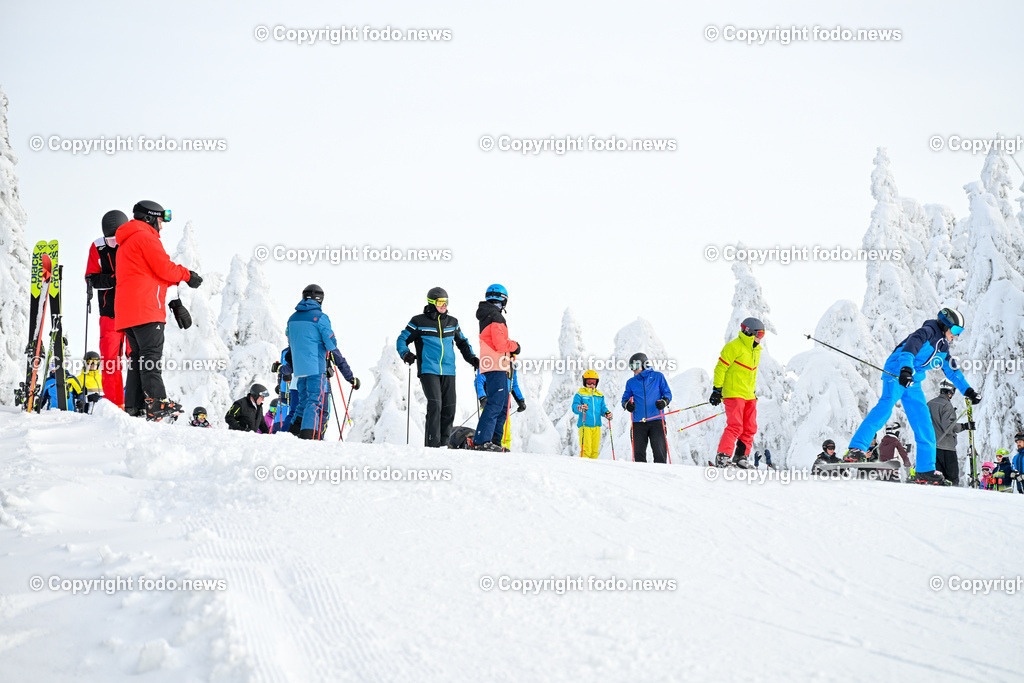 Hochficht_ Skigebiet_ Boehmerwald_ Saisonopening_ 08.12.2023-43 | 08.12.2023, Hochficht, AUT, Skigebiet Hochficht, Boehmerwald, Saisonopening 2023, im Bild Skifahrer, Piste, Sportler