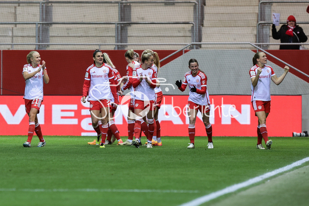 FC Bayern München Frauen - SV Werder Bremen Frauen | Jubel der der FCB Frauen nach dem Treffer zum 1-0 durch Madalena ERIKSSON (FCB #5) / Torschuetzin / Freude / Happy