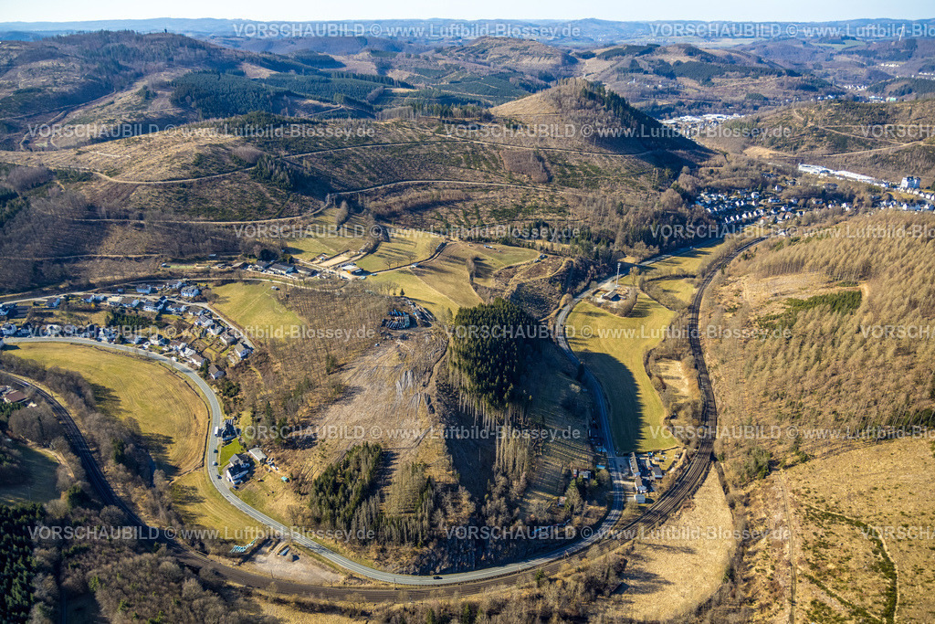 Kirchhundem250308536Hofolpe_B517 | Luftbild, geschwungene Hofolper Straße Bundesstraße B517, Wohnsiedlung Saalweg, Waldgebiet Hügellandschaft mit Waldschäden, Hofolpe, Kirchhundem, Sauerland, Nordrhein-Westfalen, Deutschland