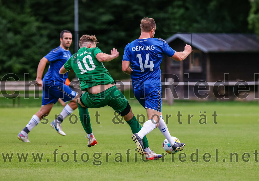 2023-08-04_085_FC_Forstern_gegen_FC_Langengeisling_II | Forstern, Deutschland, 04.08.2023:
Fußball, Kreisklasse 2023 / 2024, 1. Spieltag, FC Forstern gegen FC Langengeisling II, Endergebnis: 2:1

Alexander Huber (FC Forstern, #10), Kilian Kaiser (FC Langengeisling, #14)

Foto: Christian Riedel / fotografie-riedel.net