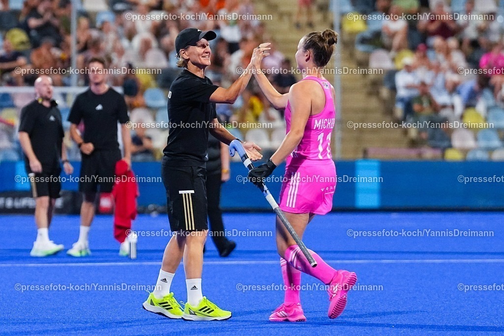 xydrx15082504062 | 15.08.2025, xydrx, Frauen EuroHockey Championship 2025, Halbfinale, Belgien - Deutschland, Sparkassenpark Mönchengladbach: Janneke Schopman (Cheftrainer Deutsche Feldhockey Nationalmannschaft) und Lena Micheel (GER #11) klatschen sich ab