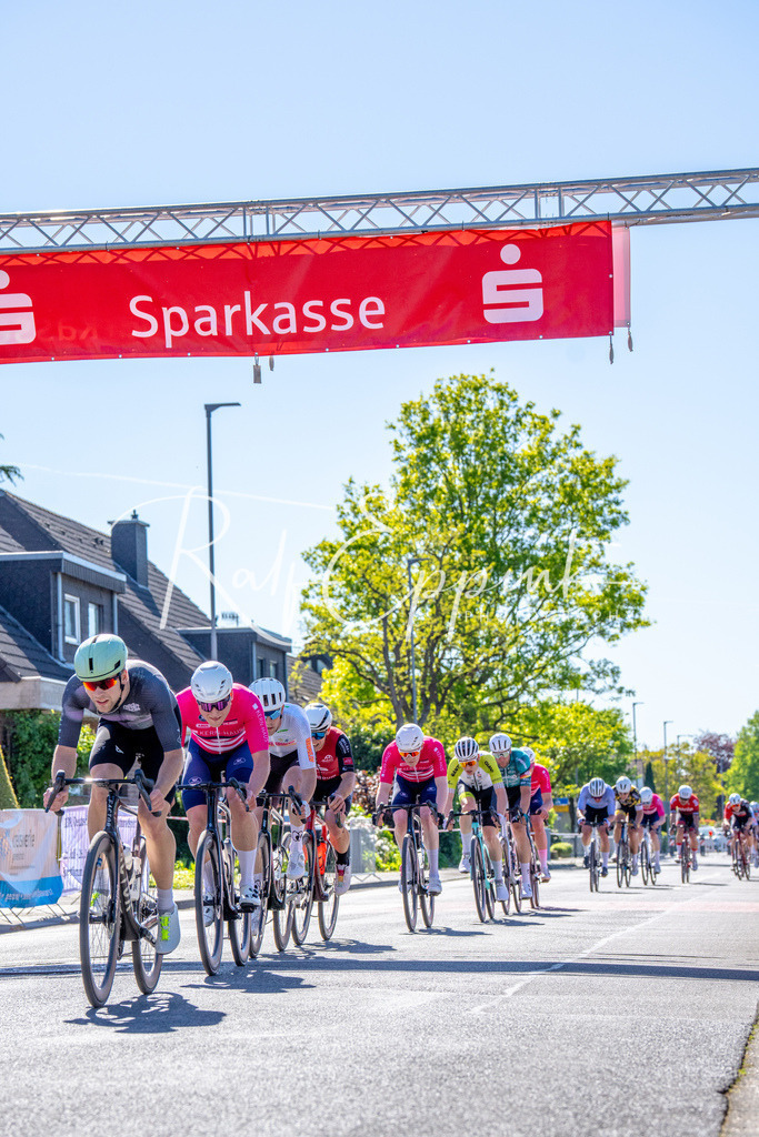 Spurt in den Mai 2026 - Großer Preis der Sparkasse Neuss | Annual one-day road cycling race "Großer Preis der Sparkasse Neuss" held in Büttgen, Germany, organized by VfR Büttgen 1912 e.V. The event features multiple races across all age categories from U11 youth to Elite men. - Realisiert mit Pictrs.com