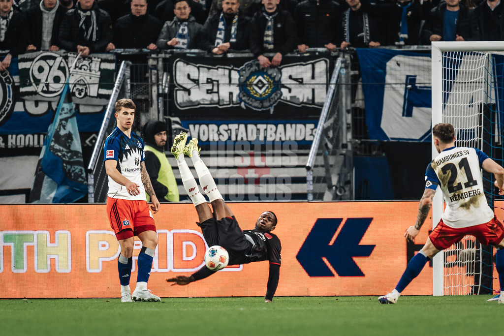 Fußball | Männer | Saison 2025/2026 | 1. Fußball-Bundesliga | 17. Spieltag | Hamburger SV vs. Bayer 04 Leverkusen | 04.03.2026 | Christian Kofane (#35, Bayer 04 Leverkusen) verpasst einen Fallrückzieher