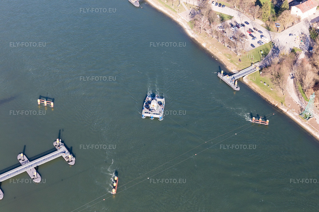 Vue aérienne: Plittersdorf : Ferry solaire traversant le Rhin à Seltz dans le département Bas Rhin, France. Photo: IMG_104854.jpg prise le 14/03/2018 par Werner Riehm/FLY-FOTO.euRésolution de l'original: 5472 x 3648 px