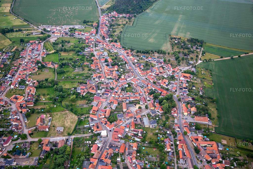 Luftbild: Straße des Friedens im Ortsteil Westerhausen in Thale im Bundesland Sachsen-Anhalt in Deutschland. Foto: IMG_136453.jpg vom 16.06.2023 durch Werner Riehm/FLY-FOTO.de
