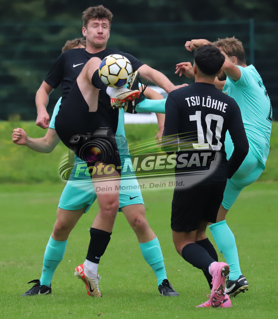 International Bünde - TSV Löhne | Auf dem Bild zu sehen: türkis International Bünde v.l.: Daniel Seemann, Aljoscha Schlosser ; schwarz TSV Löhne v.l.: Oleh Mylymuka, Görkem Mahmut AltuntasInternational Bünde, TSV Löhne, Saison 25/26, Kreispokal, Muckum, Deutschland - Realisiert mit Pictrs.com