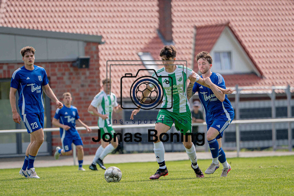 Fußball I Herren I Saison 2025-2026 I Bezirksliga Weser-Ems 4 I 33. Spieltag I TuS Lutten - SV Altenoythe I 18605 | jns.sportfotos - Realisiert mit Pictrs.com