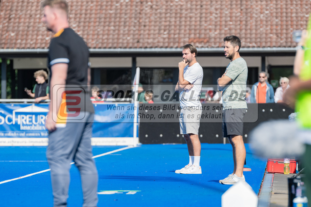 HK_20231001_104877 | 1.Bundesliga Herren Crefelder HTC - Harvestehuder THC am 1.10.2023 CHTC, Krefeld , Schmitz Johannes ( Trainer Crefelder HTC )