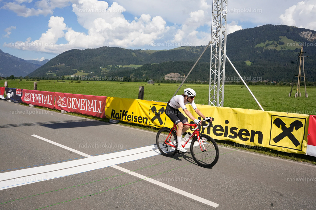 946_20230817_Bewerb_Maenner_Muehlanger | AUT - OESTERREICH, 2023-08-16: SPORT RENNRAD-FAHREN - 55. INTERNATIONALER RADWELTPOKAL IN ST. JOHANN IN TIROL  - Vintage-Radrennen mit WM-Bronze-Medaillen-Siegerin Christina Schweinberger, den Teilnehmer und Alexander Baumann (vom Orginastions-Team) - TAG 2 BEWERB MAENNER IN SECHS GRUPPEN  ; Foto: Roland Muehlanger