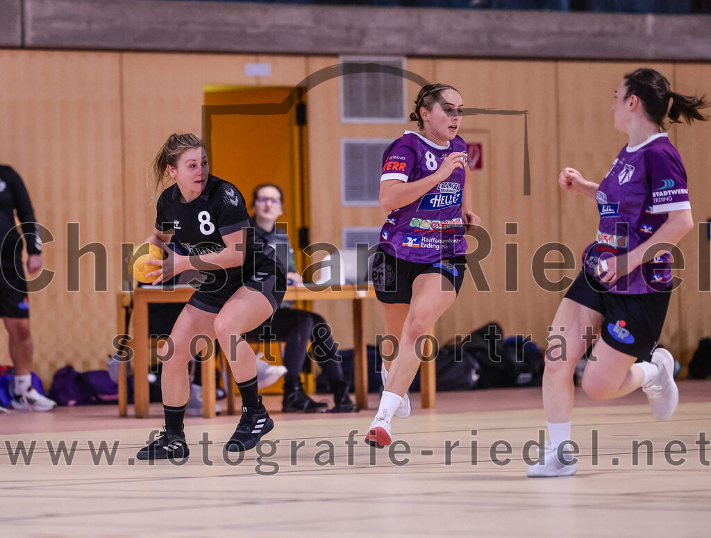 2024-12-14_111_SpVgg_Altenerding_gegen_SVA_Palzing | Erding, Deutschland, 14.12.2024:Handball, Bezirksoberliga Frauen Altbayern 2024 / 2024, 9. Spieltag, SpVgg Altenerding gegen SVA Palzing, Endergebnis: 20:30Franziska Rommel (SVA Palzing, #8), Lena Prem (SpVgg Altenerding, #8), Katharina Künstner (SpVgg Altenerding, #23)Foto: Christian Riedel / fotografie-riedel.net