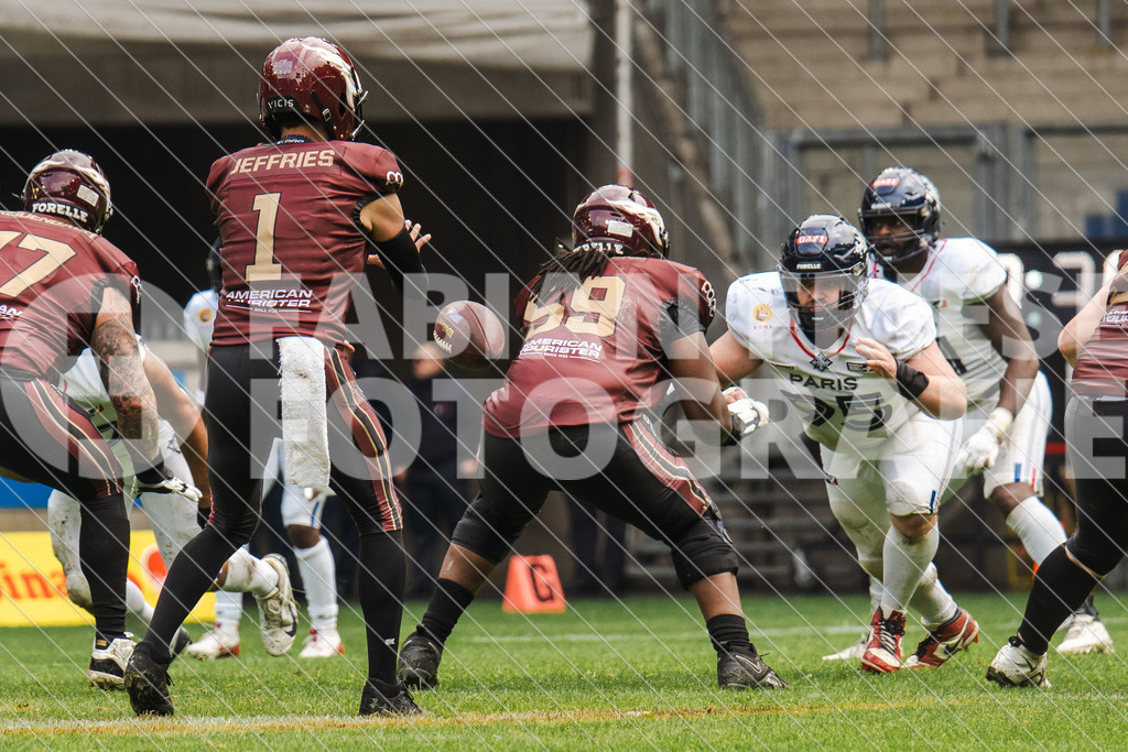 GER Rhein Fire vs. Paris Musketeers, Football, European League of Football, Spieltag 4, Saison 2025, 08.06.2025 | GER Rhein Fire vs. Paris Musketeers, Football, European League of Football, Spieltag 4, Saison 2025, 08.06.2025Foto: Fabian Friese - Realisiert mit Pictrs.com