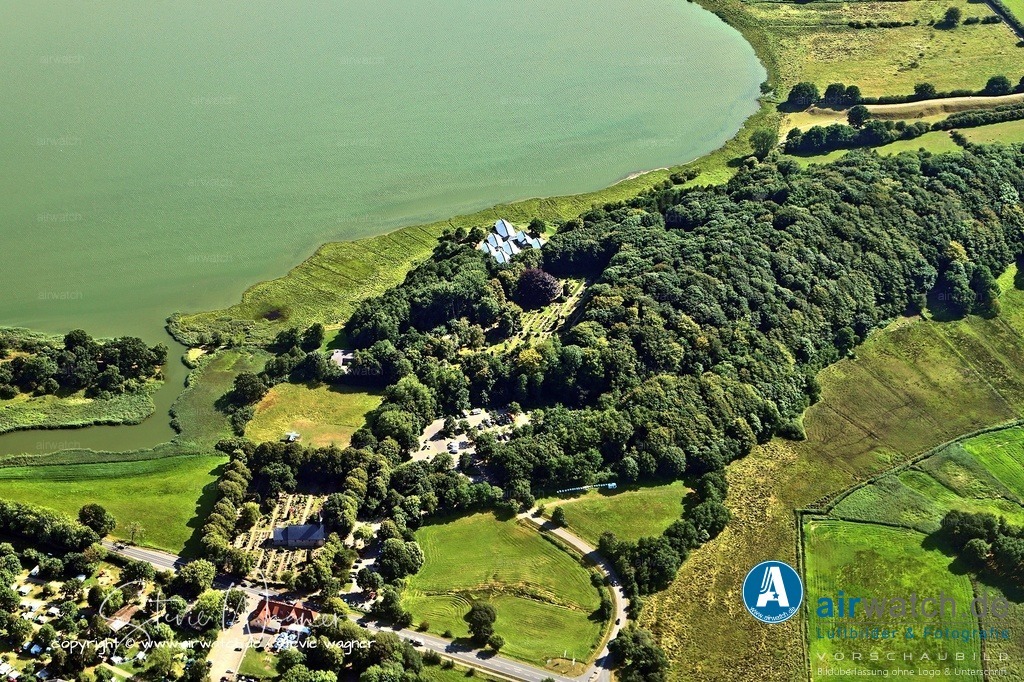 Haithabu - Gründung und strategische Lage - Luftbild | Haithabu wurde um 770 n.  Chr. am inneren Ende der Schlei gegründet und entwickelte sich rasch zu einem der wichtigsten Handelsplätze der Wikingerzeit.  Die Siedlung profitierte von ihrer strategischen Lage an der Schleswiger Landenge, der kürzesten Verbindung zwischen Nord- und Ostsee.  Mit nur 18 Kilometern Landweg zwischen den Flüssen Treene (zugänglich von der Nordsee) und der Schlei (Ostseezugang) wurde Haithabu zum zentralen Umschlagplatz für den Fernhandel zwischen Skandinavien, dem europäischen Festland, dem Nahen Osten und Byzanz. 