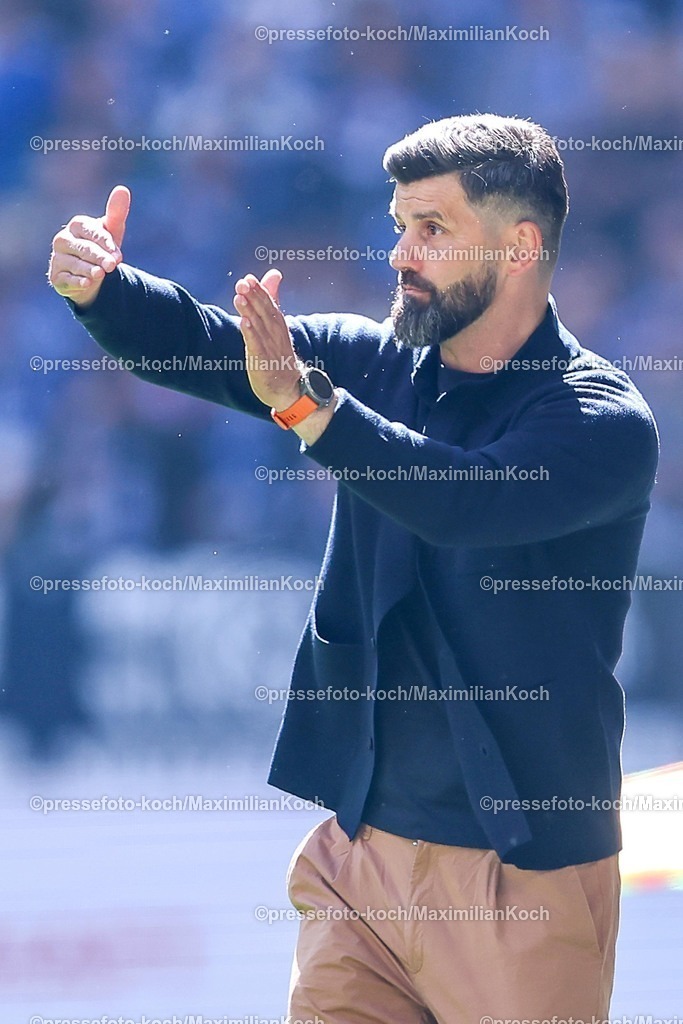 S0419042601057 | 19.04.2026, Fußball, FC Schalke 04 - SC Preußen Münster, 30. Spieltag, 2. Fußball Bundesliga, Veltins-Arena Gelsenkirchen, Saison 2025 2026: Cheftrainer Miron Muslic (Schalke04) gestikulierend am Spielfeldrand   DFB regulations prohibit any use of photographs as image sequences and or quasi-video.