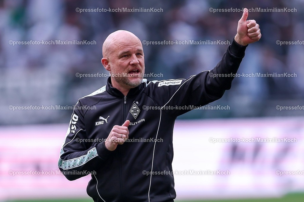 BMG16052601097 | 16.05.2026, Fußball, Borussia Mönchengladbach - TSG 1899 Hoffenheim, 1. Fußball Bundesliga, 34.Spieltag, Borussia-Park, Saison 2025 2026: Sportdirektor Rouven Schröder (Borussia Mönchengladbach) gestikulierend auf dem Spielfeld   DFB regulations prohibit any use of photographs as image sequences and or quasi-video.
