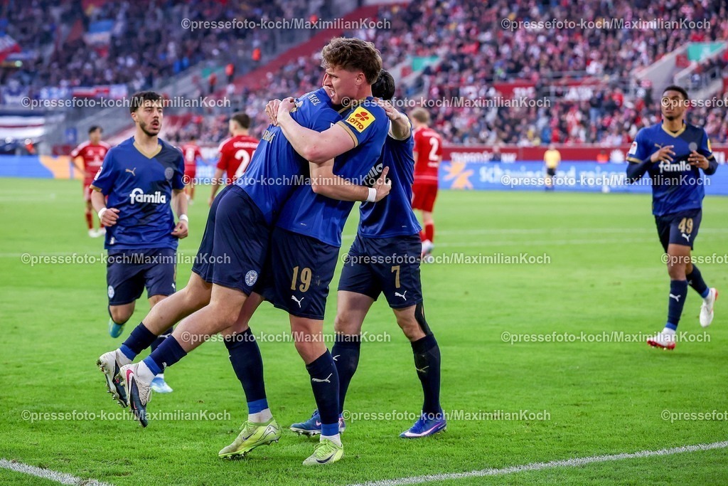 F9510042601069 | 10.04.2026, Fußball, Fortuna Düsseldorf - Holstein Kiel, 2. Fußball Bundesliga, Herren, Merkur Spiel-Arena, 29. Spieltag, Saison 2025 2026: Torjubel nach dem Tor zum 1:0 durch Torschütze Phil Harres&nbsp; (Holstein Kiel #19)  zusammen mit  Adrián Kaprálik&nbsp; (Holstein Kiel #20)  DFB regulations prohibit any use of photographs as image sequences and or quasi-video.