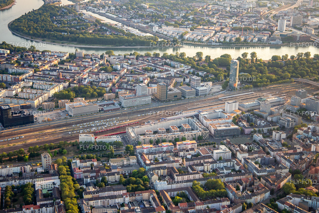 Bahngleise und Hauptbahnhof zwischen B37 und Lindenhof | Luftbild: Bahngleise und Hauptbahnhof zwischen B37 und Lindenhof im Ortsteil Schwetzingerstadt in Mannheim im Bundesland Baden-Württemberg in Deutschland. Foto: IMG_137179.jpg vom 24.06.2023 durch ©2025 Werner Riehm fly-foto.de/copyright - Realisiert mit Pictrs.com