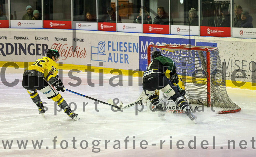 2022-11-20_101_TSV_Erding_gegen_ERSC_Amberg | Erding, Deutschland, 20.11.2022:
Eishockey, Bayernliga 2022 / 2023, 15. Spieltag, TSV Erding gegen ERSC Amberg, Endergebnis: 5:1

Lukas Salinger (ERSC Amberg, #95), Philipp Michl (Erding Gladiators, #77), Torwart Timon Bätge (ERSC Amberg, #31)

Foto: Christian Riedel / fotografie-riedel.net