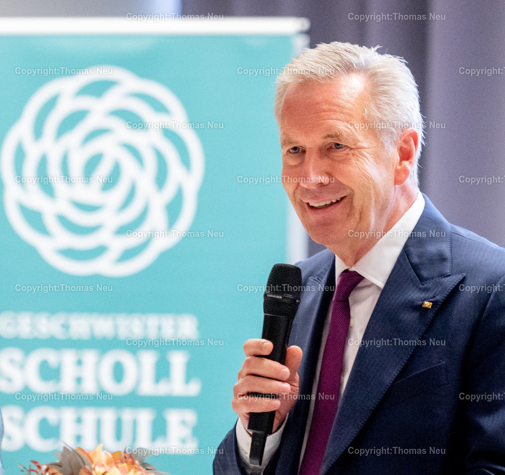 Bundespräsident-Christian-Wulff-GSS-34 | Christian Wulff, Bundespräsident a.D., Besuch, Geschwister-Scholl-Schule Bensheim, Bensheim, Bergstraße, Schule, Politik, politische Bildung, Demokratie, Wertevermittlung, Vortrag, Rede, Diskussion, Schüler, Lehrkräfte, Aula, Veranstaltung, Begegnung, Ehrengast, Gesellschaft, Zeitgeschehen, Politik an Schulen, Hessen,, Bild: Thomas Neu