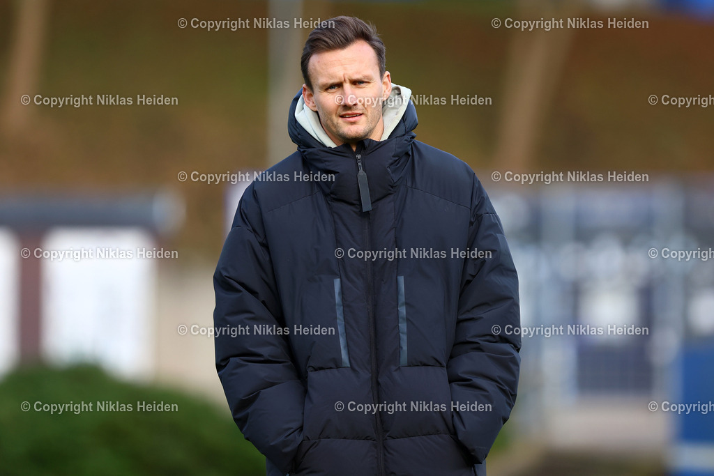 NH_HamburgerSV_FCGroningen_Testspiel_12112025 | Claus Costa (Direktor Profifußball, Hamburger SV)Fußball I Herren I Freundschaftsspiel I Saison 2025-2026  I Hamburger SV - FC Groningen I 12.11.2025 I Trainingsplatz Volksparkstadion