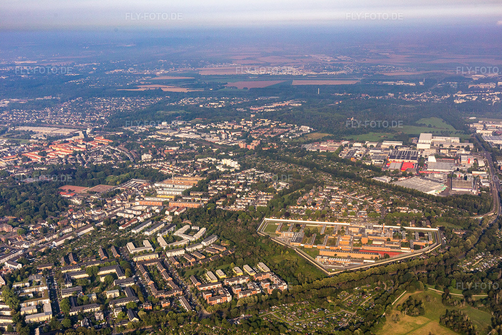 Luftbild: Justizvollzugsanstalt Ossendorf im Ortsteil Ossendorf in Köln im Bundesland Nordrhein-Westfalen in Deutschland. Foto: IMG_008457.jpg vom 19.07.2020 durch Werner Riehm/FLY-FOTO.de
