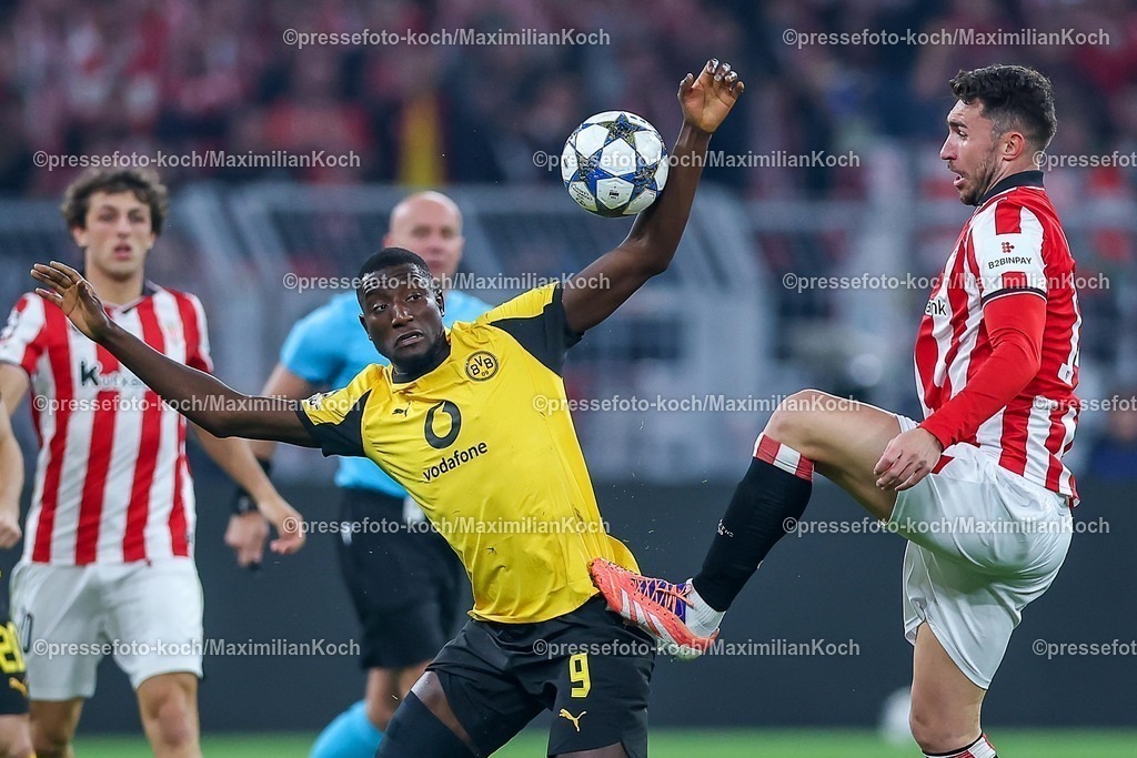 UCL01102501093 | 01.10.2025, Fußball, UEFA Champions League, Borussia Dortmund - Athletic Club Bilbao, BVB Stadion, 2. Spieltag, Saison 2025 2026: Handspiel Serhou Guirassy (BVB #09) im Zweikampf gegen  Inigo Ruiz de Galarreta (Bilbao #16)  Regulations prohibit any use of photographs as image sequences and or quasi-video.