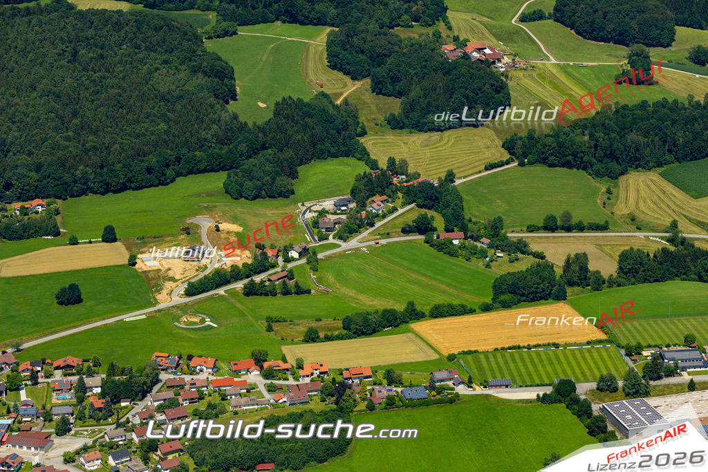 Aktuelles Luftbild von  Zenting - Die Luftaufnahme wurde 2022 mittels UL-Flugzeug erstellt ( keine Drohne ) - hochauflösende Kamera-Systeme von  Canon -Beste Qualität - Für grossformatige Ausdrucke geeignet. Die Geschenkidee !