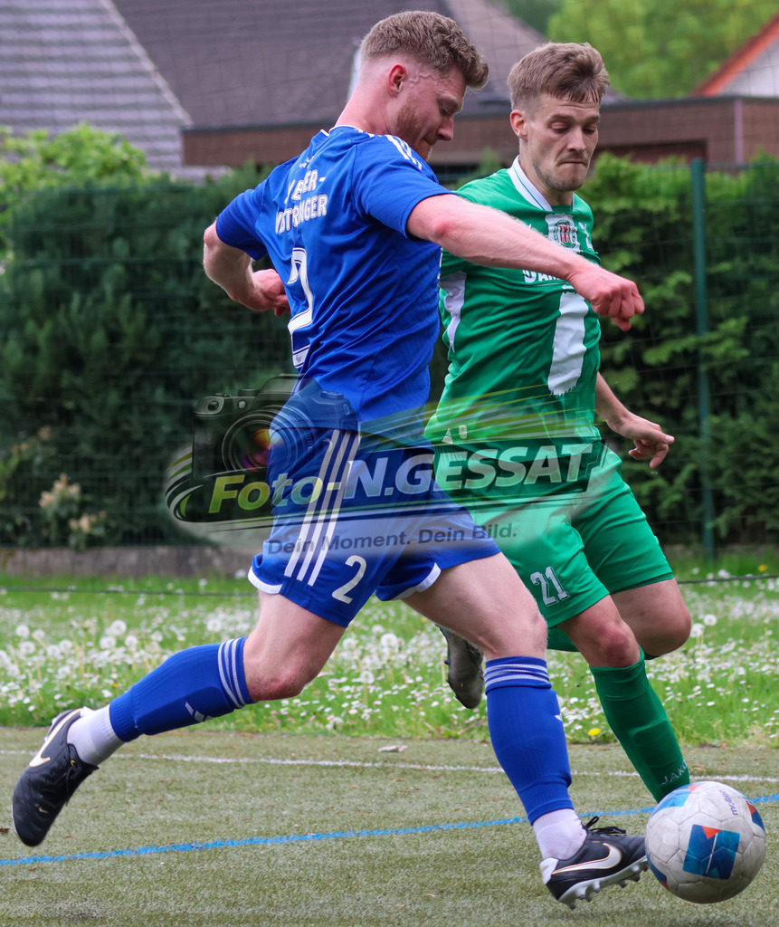 Bünder SV - SV Enger-Westerenger, | Auf dem Bild zu sehen: grün Bünder SV: Timo Westerbeck ; blau SV Enger-Westerenger: Kieren Forward Bünder SV, SV Enger-Westerenger, Saison 25/26, Kreisliga A, Bünde, Deutschland - Realisiert mit Pictrs.com