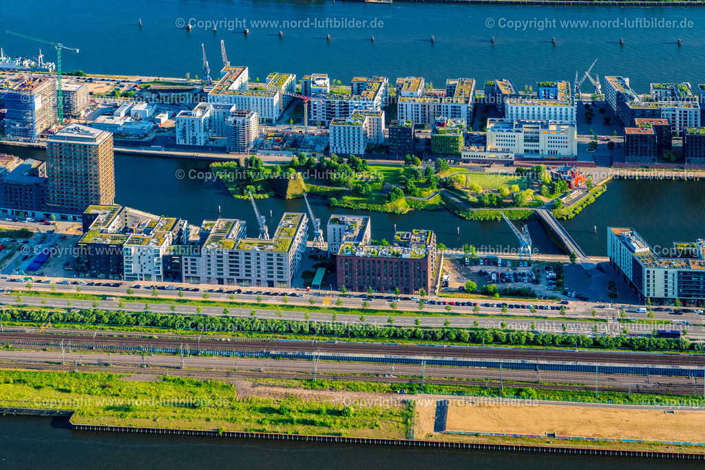Hamburg_Baakenhafen_Hafencity_ELS_8323160625 | HAMBURG 16.06.2025 Gebäude eines Mehrfamilien- Wohnhauses am Baakenhafen an der Norderelbe an der Versmannstraße im Ortsteil HafenCity in Hamburg, Deutschland. Weiterführende Informationen bei: Conplan GmbH,  FRANK Beteiligungsgesellschaft mbH,  Grossmann & Berger GmbH,  HafenCity Hamburg GmbH,  PETER + PASCHEN GmbH. // Building of a multi-family residential building on Baakenhafen on Norderelbe on street Versmannstrasse in the district HafenCity in Hamburg, Germany. Further information at: Conplan GmbH,  FRANK Beteiligungsgesellschaft mbH,  Grossmann & Berger GmbH,  HafenCity Hamburg GmbH,  PETER + PASCHEN GmbH. Foto: Martin Elsen