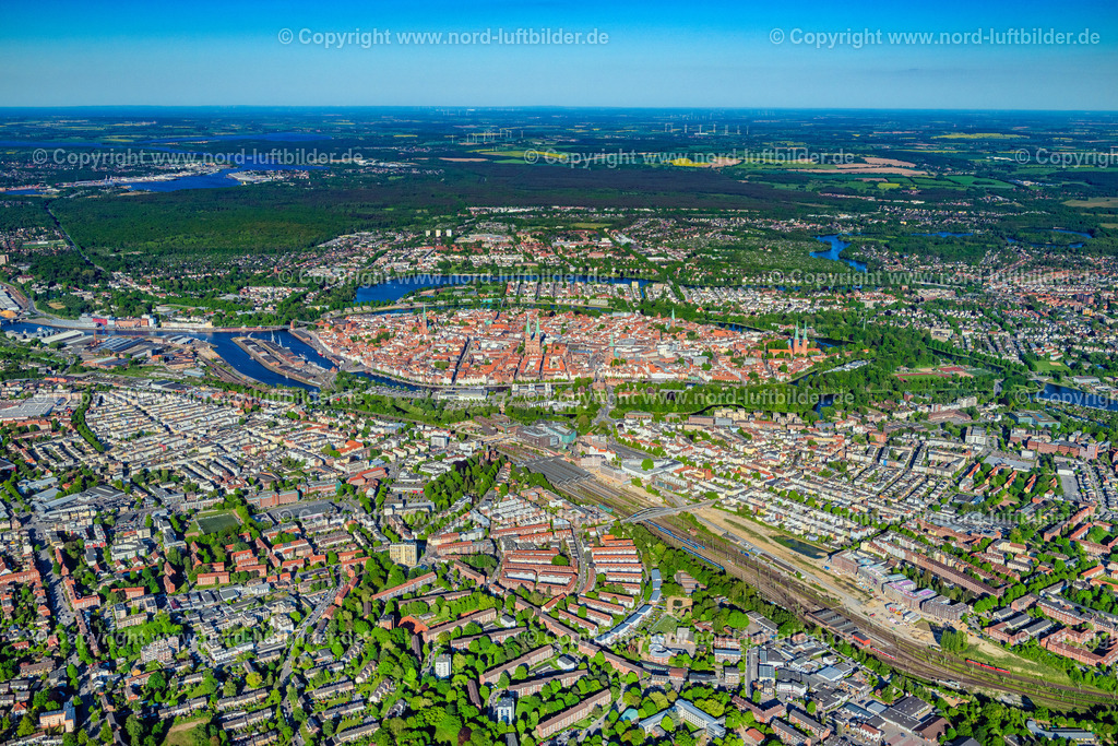 Lübeck_Altstadt_ELS_1379120524a | LüBECK 01.05.2024 Altstadtbereich und Innenstadtzentrum im Ortsteil Altstadt in Lübeck im Bundesland Schleswig-Holstein, Deutschland. Weiterführende Informationen bei: Hansestadt LÜBECK. // Old Town area and city center in the district Altstadt in Luebeck in the state Schleswig-Holstein, Germany. Further information at: Hansestadt LUeBECK. Foto: Martin Elsen