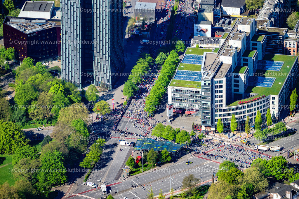 Hamburg_Marathon_Reeperbahn_ELS_2192270425 | HAMBURG 27.04.2025 Stadtzentrum im Innenstadtbereich mit Läufern zum " Hamburg Marathon " an der Straße Helgoländer Allee, Millerntorplatz, Reeperbahn im Ortsteil Sankt Pauli in Hamburg, Deutschland. Weiterführende Informationen bei: Marathon Hamburg Veranstaltungs GmbH. // The city center in the downtown area with Laeufern zum " Hamburg Marathon " on street Helgolaender Allee, Millerntorplatz, Reeperbahn in the district Sankt Pauli in Hamburg, Germany. Further information at: Marathon Hamburg Veranstaltungs GmbH. Foto: Martin Elsen
