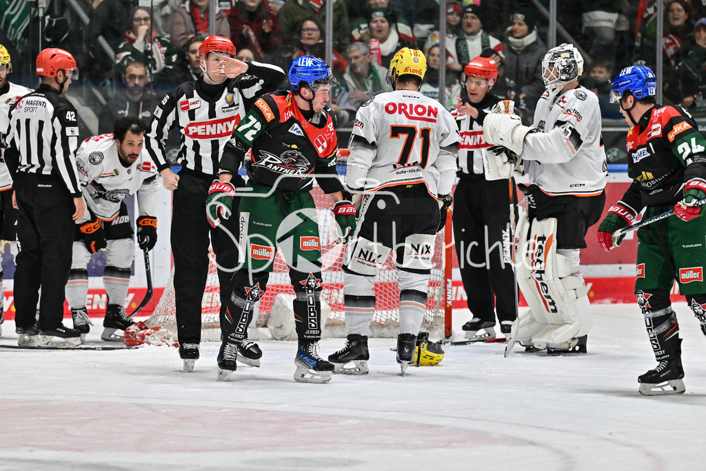 Augsburger Panther - Löwen Frankfurt  | ein fight zwischen Cameron BRACE (Löwen Frankfurt #86) und Riley McCOURT (Augsburger Panther #72) / Kampf / Faustkampf / DEL: Augsburger Panther - Loewen Frankfurt, Curt Frenzel Stadion am 12.01.2025