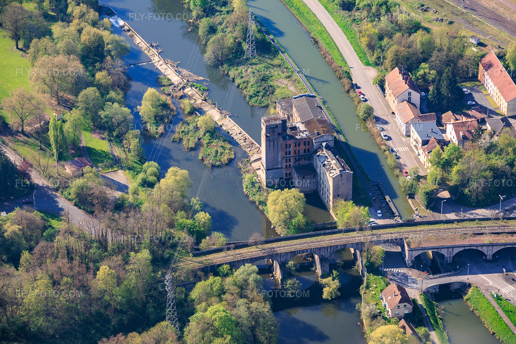 Aerial view: Former mill in the Saar / Ancien moulin Bloch at the Pont de Steinbasch in Saargemünd in the state Moselle, France.Photo: IMG_154988.jpg taken on 04/18/2026 by Werner Riehm/FLY-FOTO.comResolution of the original: 5827 x 3885 px
