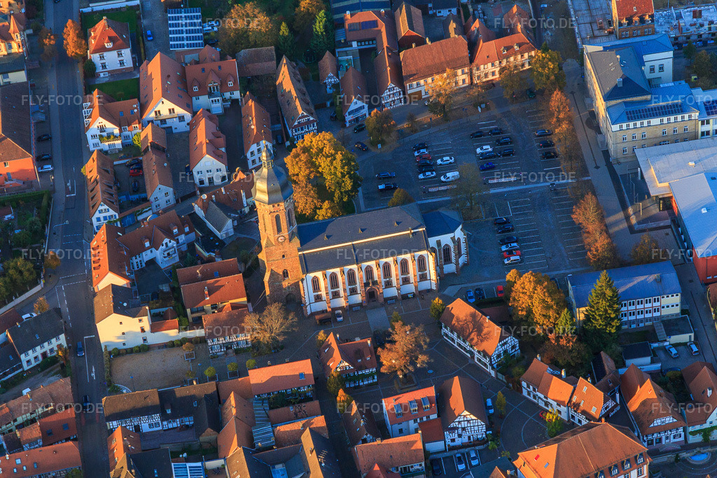 Luftbild: Plätzel und St. Georgskirche am Marktplatz von Süden in Kandel im Bundesland Rheinland-Pfalz in Deutschland. Foto: IMG_095844.jpg vom 30.10.2016 durch Werner Riehm/FLY-FOTO.de