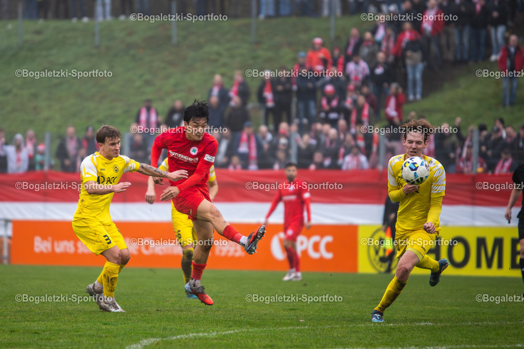 Torschuss Seok-Ju Hong | 15.11.2025, Fussball, Niederrheinpokal, VfB Homberg - Rot-Weiß Oberhausen: Torschuss von Seok-Ju Hong (Rot-Weiß Oberhausen #18) - Realisiert mit Pictrs.com