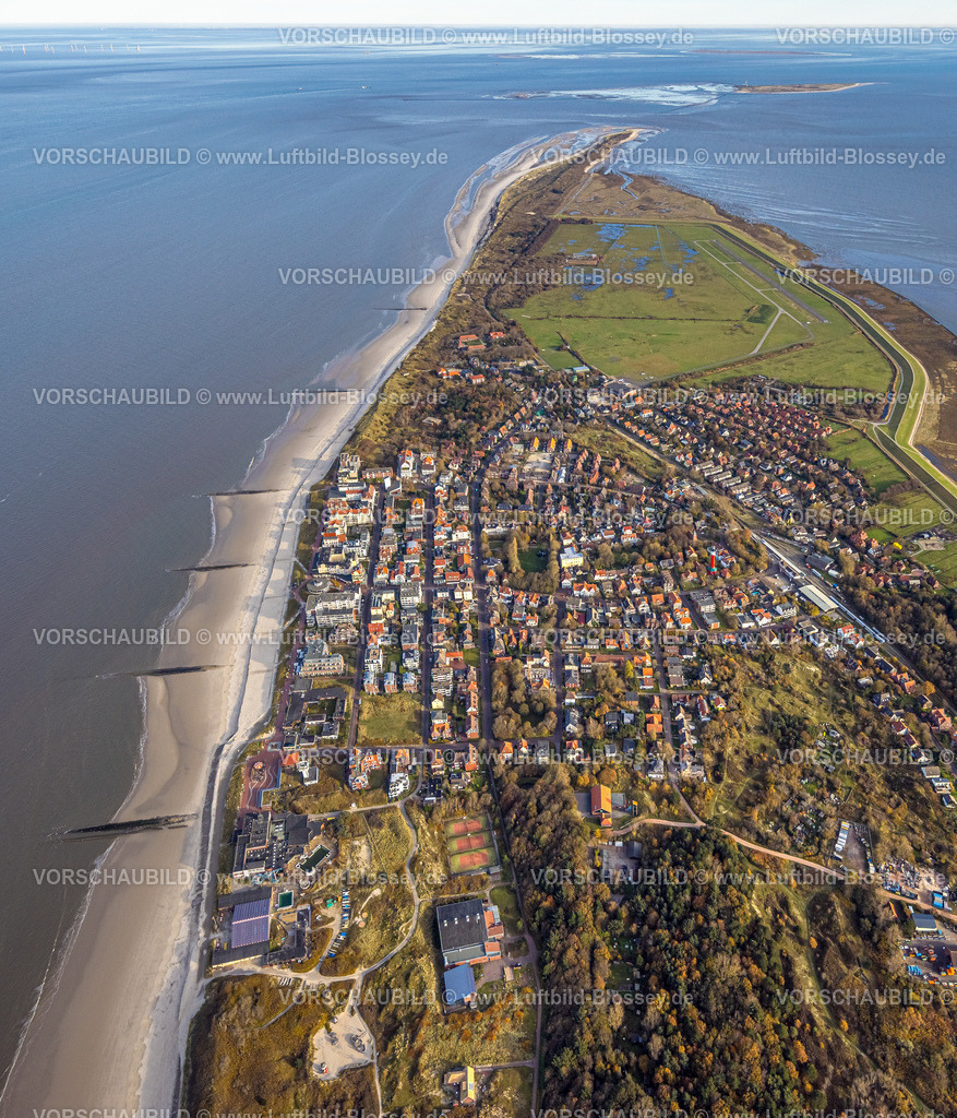 Friesland251106455Wangerooge | Luftbild, Wangerooge Zentrum Wohngebiet mit Ostteil der Insel und Flugplatz Wangerooge (EDWG/AGE), Sandstrand und Buhnen, Wangerooge, Norddeutschland, Ostfriesland, Niedersachsen, Deutschland